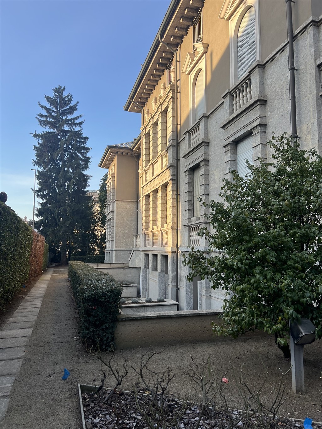 Monza centro - in villa prestigiosa ampio locale open space con servizi